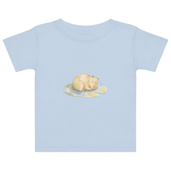 T-shirt bébé illustration scandinave : capybara endormi en aquarelle sur nénuphar, palette miel et sauge, coton doux taille 6M à 24M