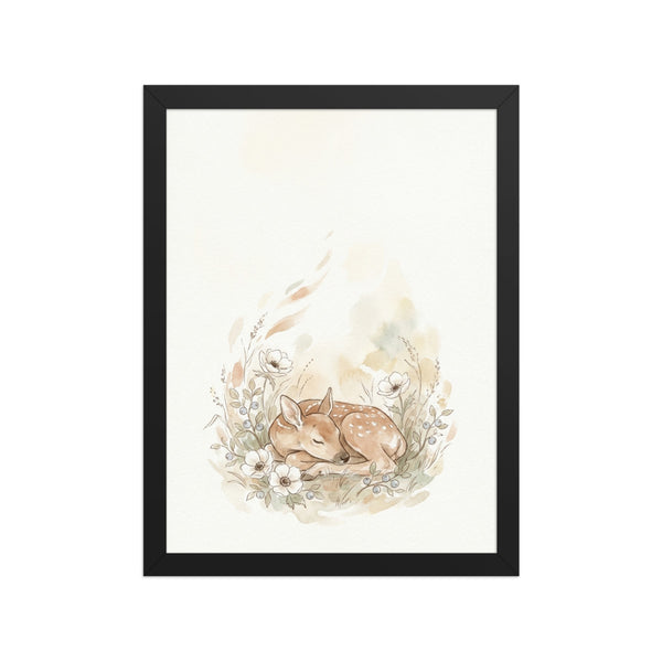 Affiche encadrée chambre bébé représentant un wapiti endormi en aquarelle scandinave, cadre bois 30×40 cm sur fond blanc