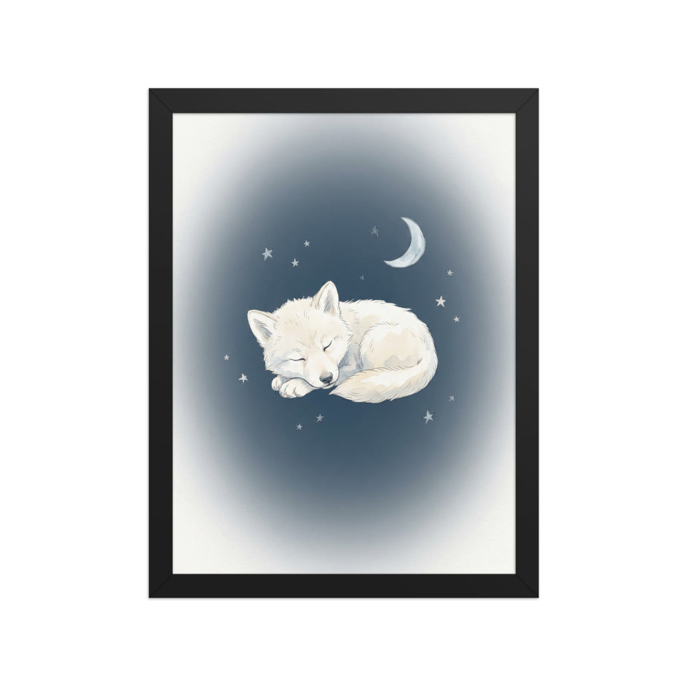Affiche encadrée chambre bébé loup arctique endormi, aquarelle scandinave tons bleu nuit et ivoire, cadre bois 30×40 cm sur fond blanc