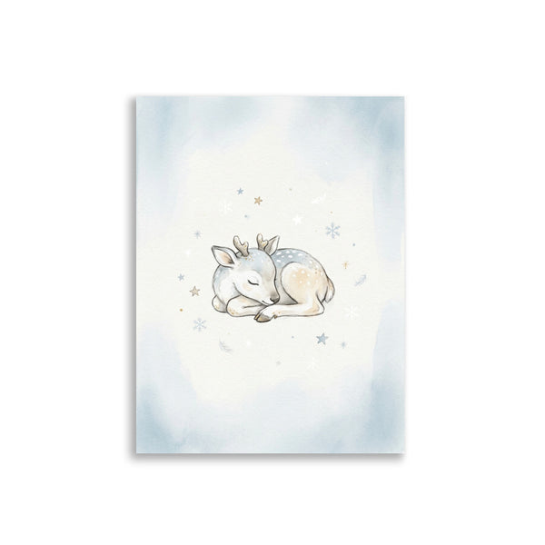 Affiche illustration nordique chambre enfant représentant un bébé renne arctique endormi en aquarelle, palette bleu poudré blanc neige et touches dorées, format 30×40 cm papier mat