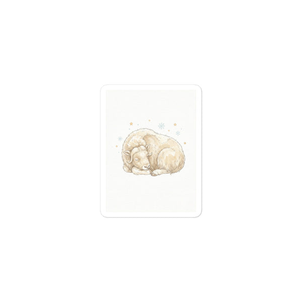 Sticker bébé chambre style scandinave représentant un ours endormi lové dans sa fourrure bouclée, entouré d'étoiles dorées et de flocons de neige, illustration aquarelle en tons crème, beige et bleu glacier, vinyle mat découpé 7,5 × 7,5 cm