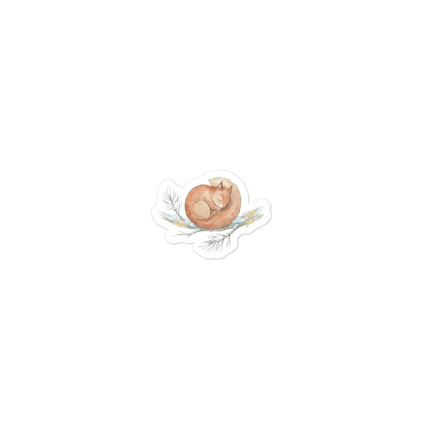 Sticker découpé écureuil bébé endormi en boule sur une branche enneigée, illustration aquarelle scandinave tons crème, terracotta et vert sauge, vinyle mat 7,5 cm