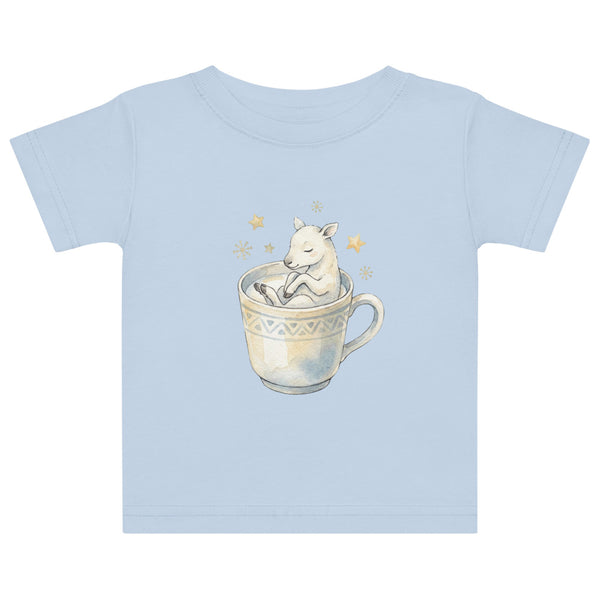 T-shirt bébé naissance original hiver à imprimé aquarelle scandinave : renne endormi dans une tasse de lait, étoiles dorées et flocons, tons crème et bleu poudré sur jersey coton doux
