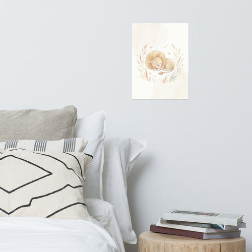 Affiche chambre bébé lion scandinave encadrée au-dessus d'un berceau en bois, palette sable et terracotta doux, ambiance nordique apaisante