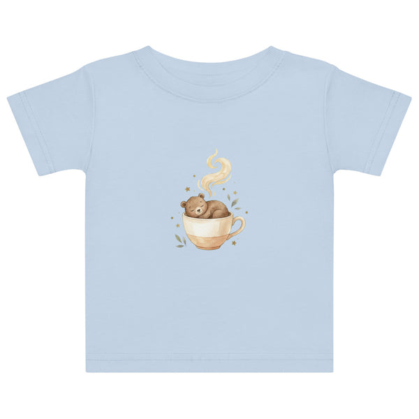 T-shirt bébé ours endormi – illustration aquarelle scandinave d'un ourson dans une tasse de thé, palette crème terracotta sauge, jersey coton doux tailles 6M à 24M