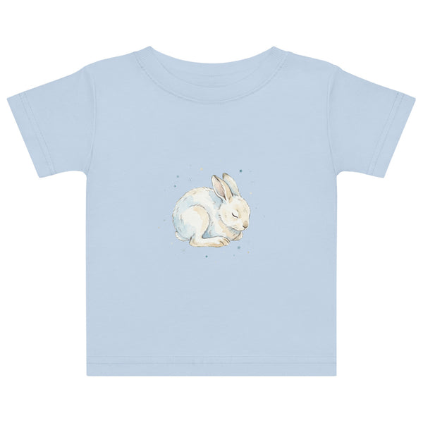 T-shirt bébé lapin aquarelle naissance – illustration scandinave d'un lièvre des neiges endormi entouré d'étoiles et flocons, palette crème et bleu poudré, coton doux tailles 6M à 24M