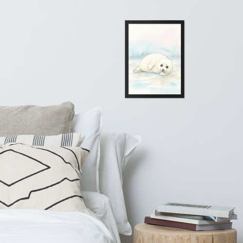 Affiche chambre bébé animal polaire encadrée accrochée au mur d'une chambre douce, illustrant un bébé phoque aquarelle sur fond bleu glacier et rose poudré
