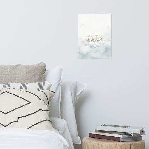 Affiche bébé scandinave représentant un petit agneau endormi sur un nuage, tons crème et bleu brume, encadrée dans une chambre bébé minimaliste