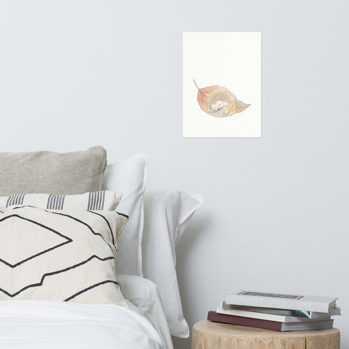 Affiche chambre bébé hérisson endormi en aquarelle scandinave, palette terracotta et beige, format 30×40 cm encadrée sur un mur blanc de chambre enfant