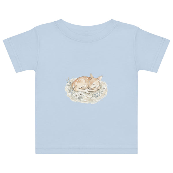 T-shirt bébé original naissance en coton doux, illustration aquarelle faon de wapiti endormi entouré d'anémones blanches et de myrtilles nordiques, palette ivoire terracotta vert sauge, tailles 6M à 24M
