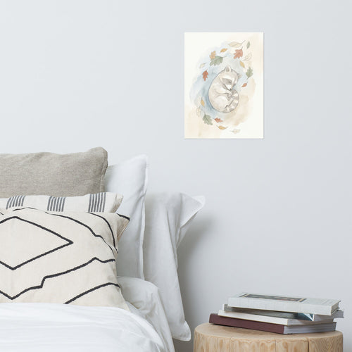 Affiche chambre bébé raton laveur aquarelle scandinave, bébé raton laveur endormi entouré de feuilles terracotta et sauge, format 30×40 cm, ambiance nordique apaisante