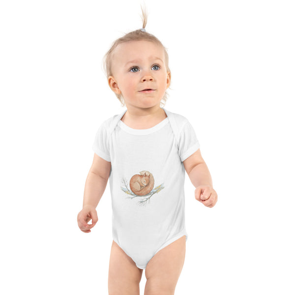 Body bébé illustration scandinave – écureuil roux aquarelle endormi sur branche enneigée, tons crème terracotta et vert sauge, coton doux encres à l'eau, tailles naissance à 24 mois
