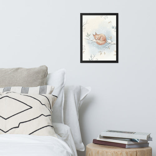 Poster encadré bébé forêt nordique accroché au-dessus d'un berceau, ambiance douce crème terracotta et vert sauge dans une chambre enfant