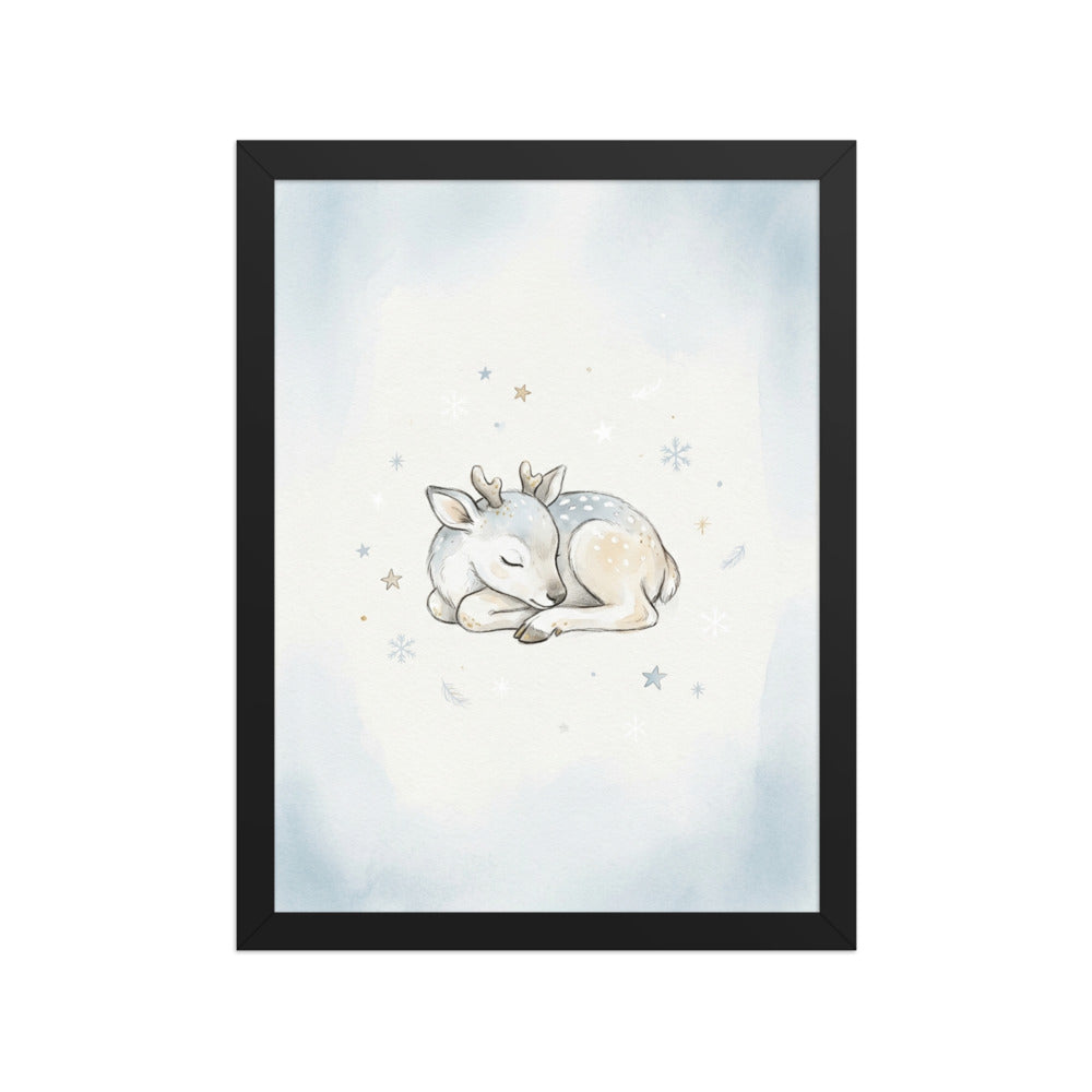Affiche encadrée chambre bébé scandinave représentant un renne arctique endormi entouré d'étoiles et flocons, palette bleu poudré et doré, cadre bois 30×40 cm