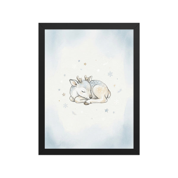 Affiche encadrée chambre bébé scandinave représentant un renne arctique endormi entouré d'étoiles et flocons, palette bleu poudré et doré, cadre bois 30×40 cm