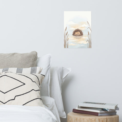 Poster bébé animal endormi encadré dans une nursery décorée en bois clair et lin naturel, illustration aquarelle nordique tons nude et terracotta pâle