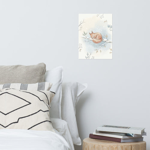 Poster bébé écureuil illustration aquarelle nordique encadré dans une chambre bébé décorée en tons naturels crème et vert sauge, ambiance forêt cosy