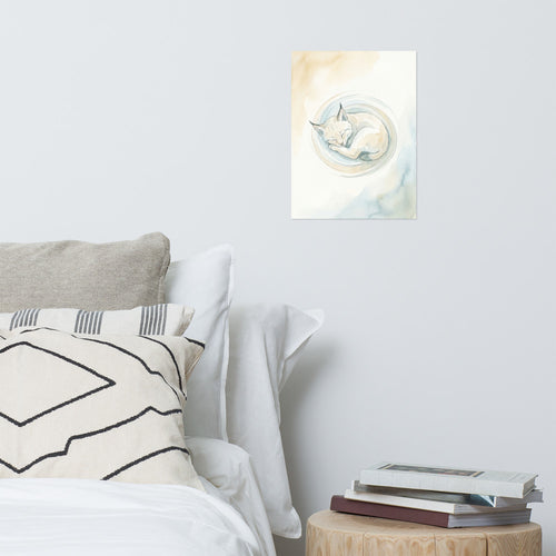 Poster bébé lynx aquarelle encadré au-dessus d'un lit de bébé en bois naturel, ambiance chambre minimaliste scandinave tons crème et bleu glacier