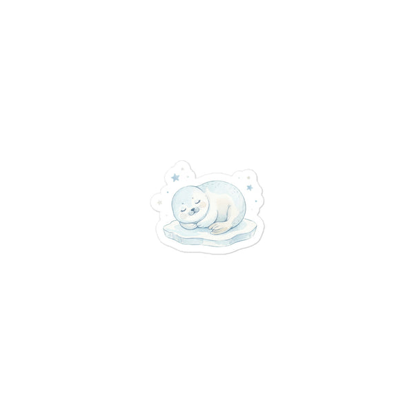 Sticker kiss-cut illustration aquarelle représentant un bébé phoque arctique endormi en boule sur un glaçon, palette bleu glacier et blanc neige, style scandinave minimaliste, fond transparent, 7,5 × 7,5 cm