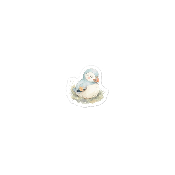Sticker bébé chambre décoration scandinave représentant un macareux aquarelle endormi dans l'herbe nordique, palette bleu glacier, corail et blanc cassé, format 7,5 × 7,5 cm kiss-cut vinyle mat