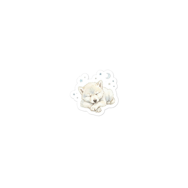 Sticker bébé loup endormi en vinyle mat découpé à la forme, illustration aquarelle scandinave avec croissant de lune et étoiles, palette ivoire et bleu nuit, 7,5 × 7,5 cm, fond transparent