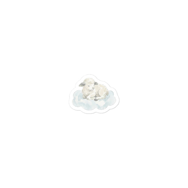Sticker chambre bébé scandinave représentant un petit agneau endormi pelotonné sur un nuage, aquarelle minimaliste en teintes crème, bleu brume et gris perle, vinyle mat 7,5 cm