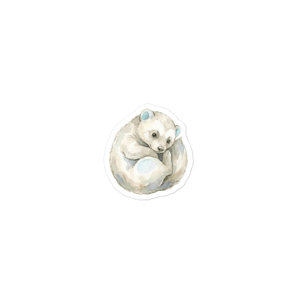 Sticker bébé glouton scandinave en vinyle mat kiss-cut, illustration aquarelle minimaliste d'un glouton potelé aux tons gris doux et bleu glacier, découpe à la forme 7,5 × 7,5 cm